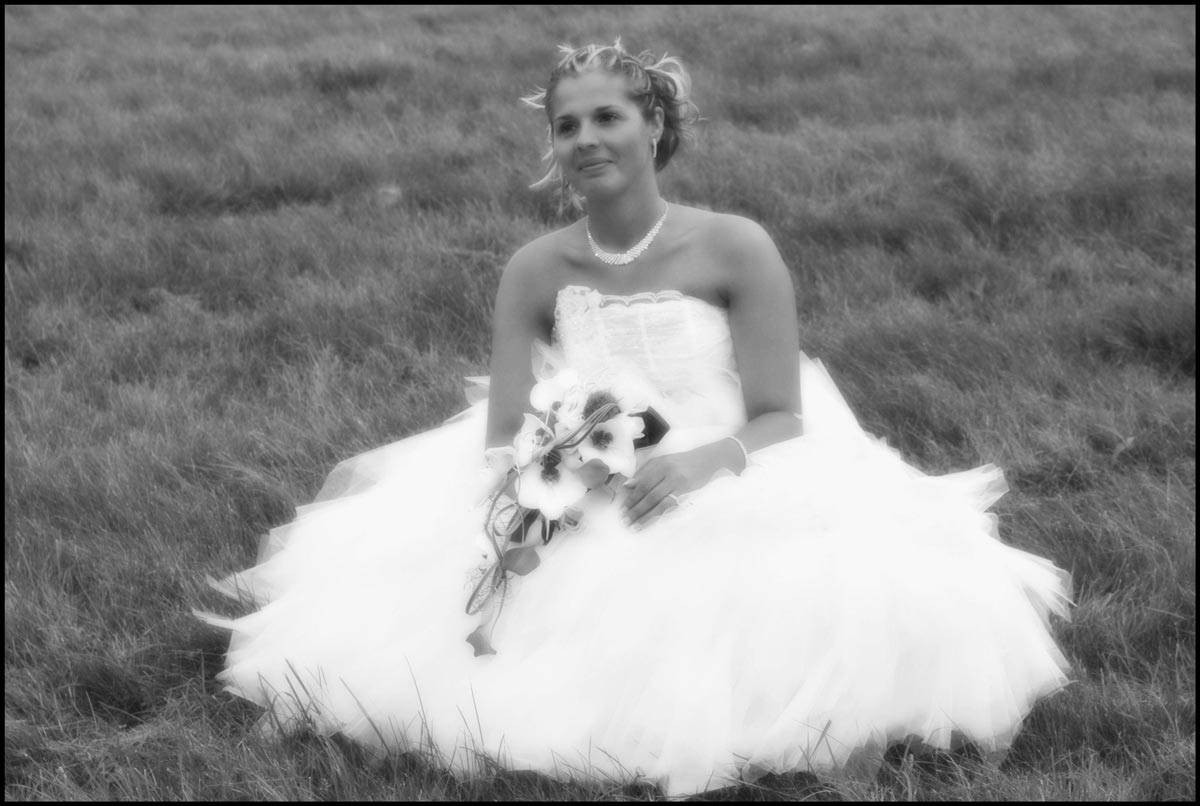 jeune mariée assise dans l herbe