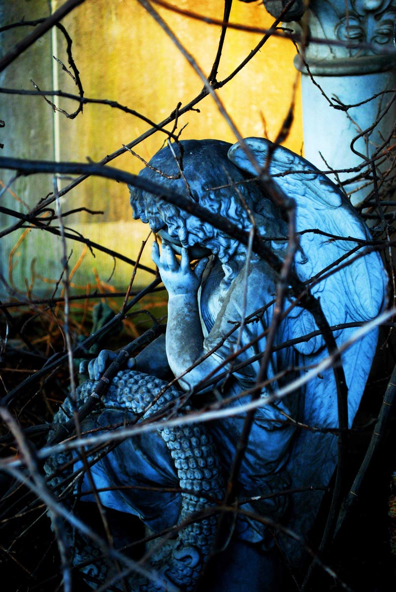 statue cimetière abandonné